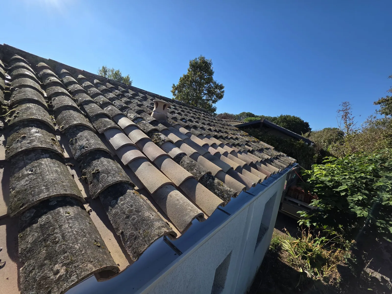 Couverture refaite en tuiles crochetées sur une maison de plain-pied à Balma