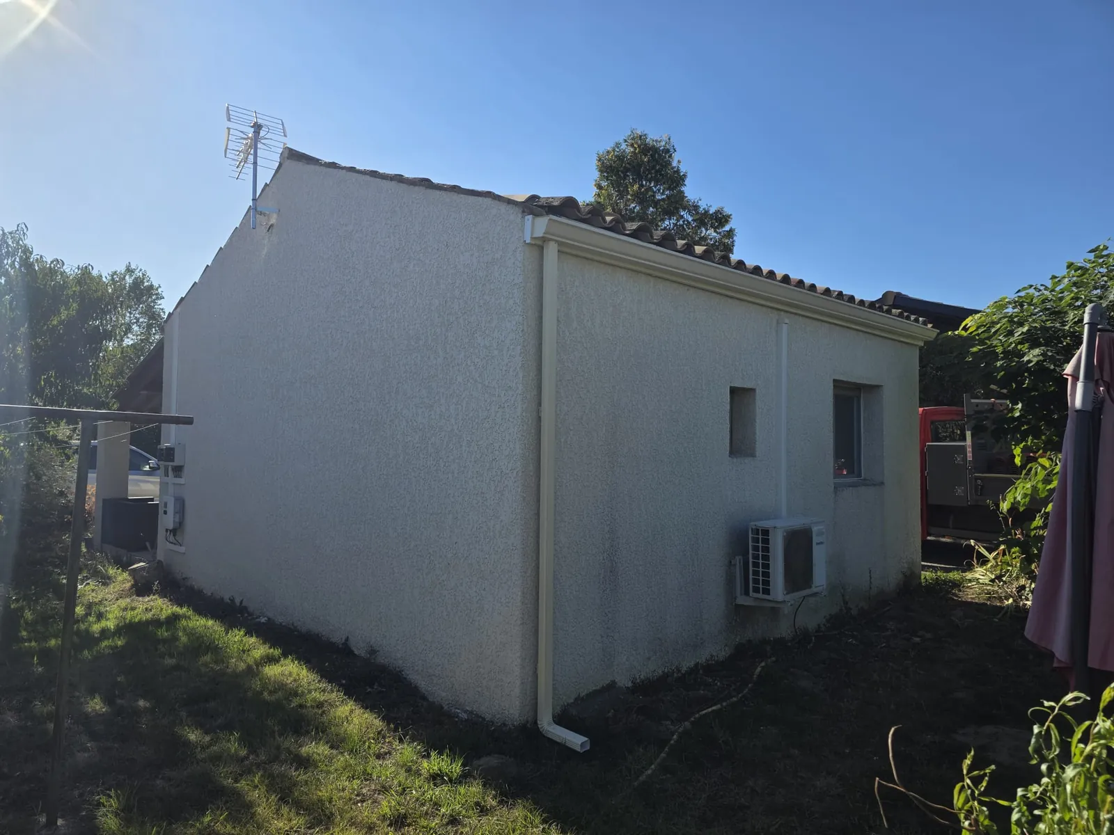 Maison de plain-pied en crépi à Balma, gouttière et descente en aluminium blanc près du pignon