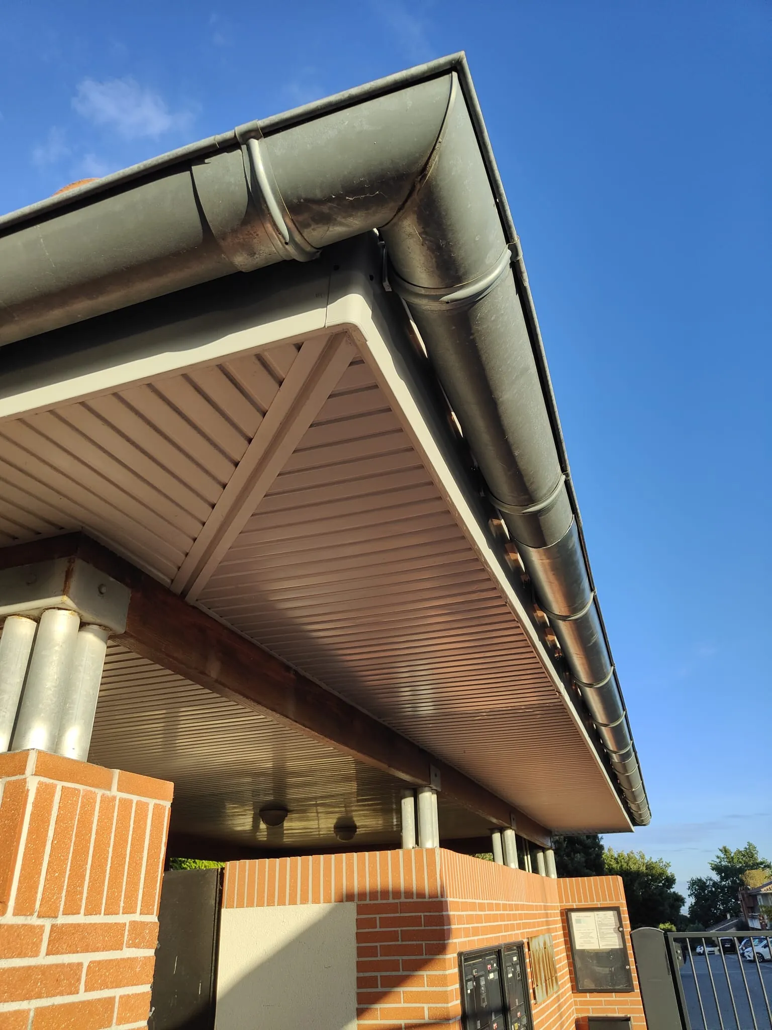Angle du local technique avec gouttière en zinc et sous-face en lambris PVC