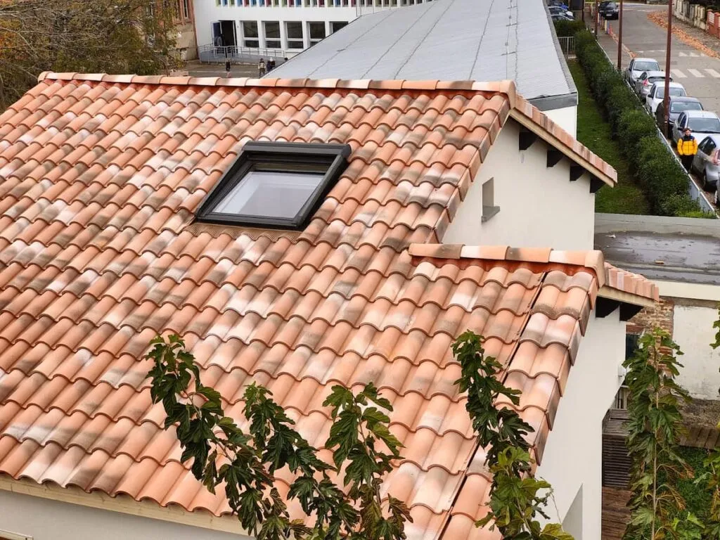 Vue aérienne du rendu final : fenêtre de toit posée sur une couverture en tuiles neuves à Toulouse