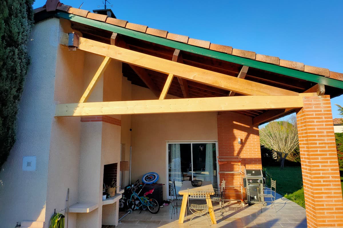 Charpente bois traditionnelle rénovée par un charpentier à Toulouse, fermes et pannes apparentes avant la couverture