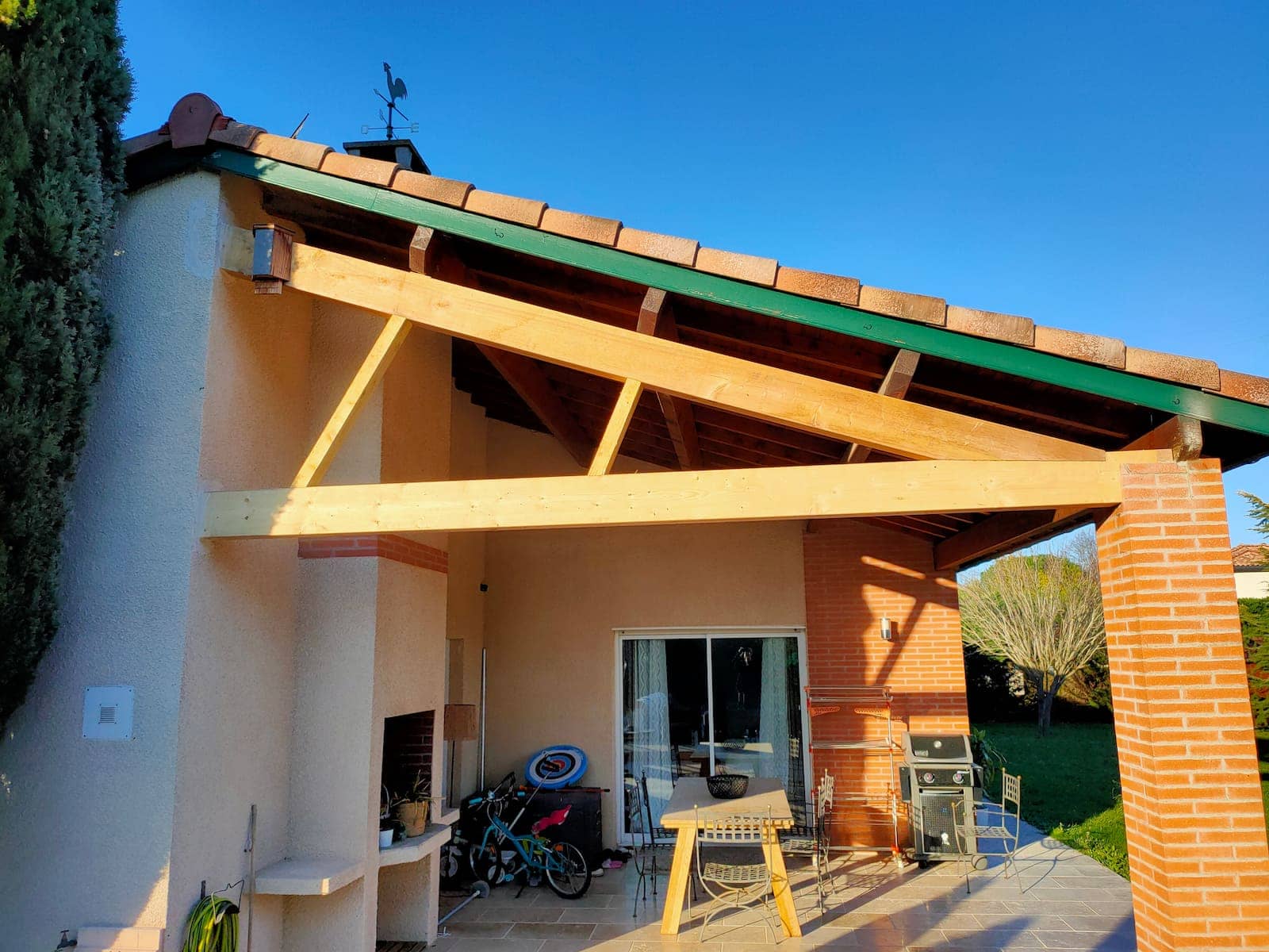 Charpente traditionnelle en bois, fermes et pannes de forte section assemblées sur mesure
