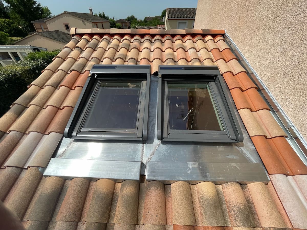 Contour de fenêtre de toit Velux réalisé en zinc après modification de la charpente