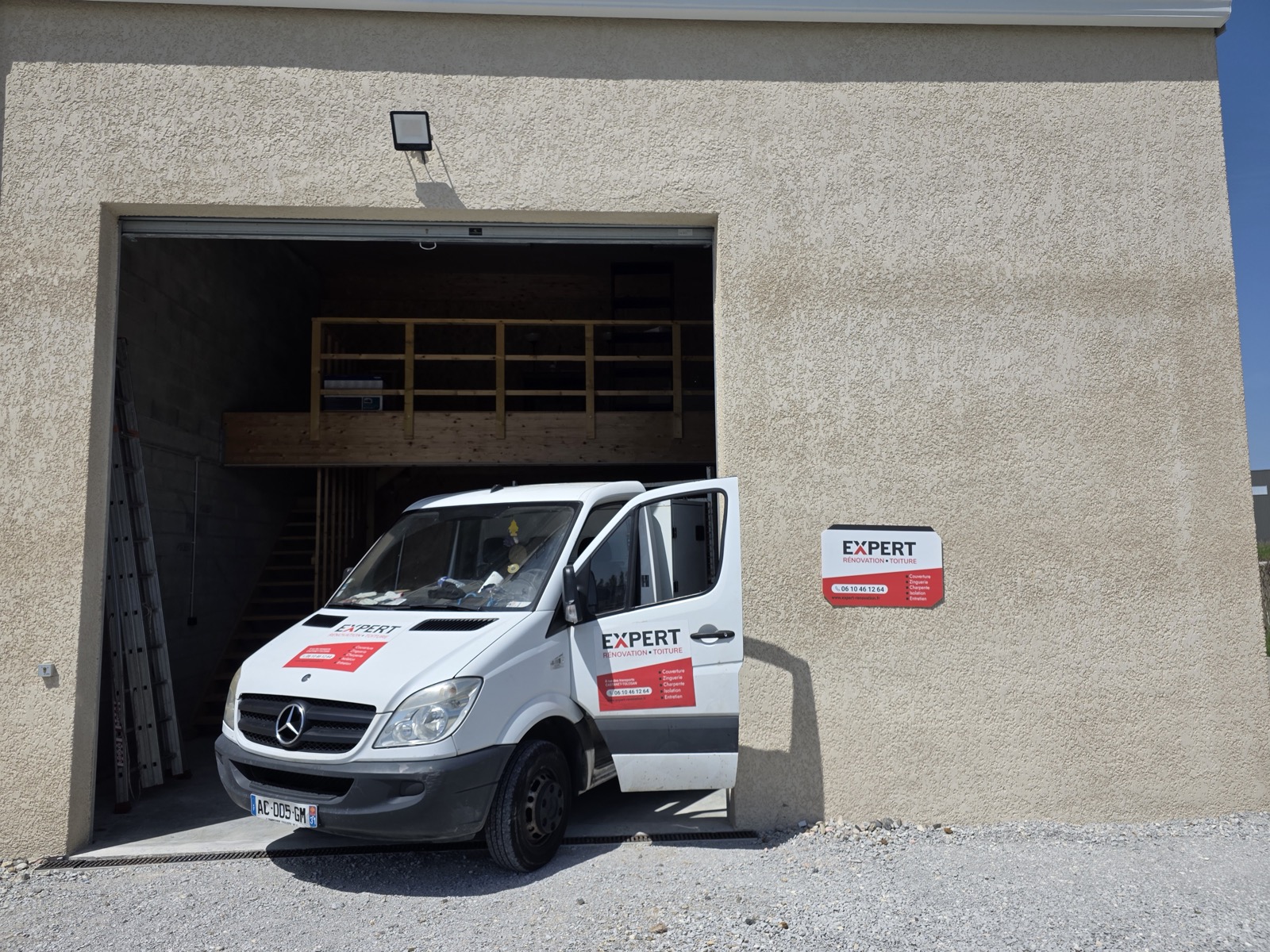 Le camion et le dépôt d'Expert Rénovation Toiture, couvreur artisan à Castanet-Tolosan