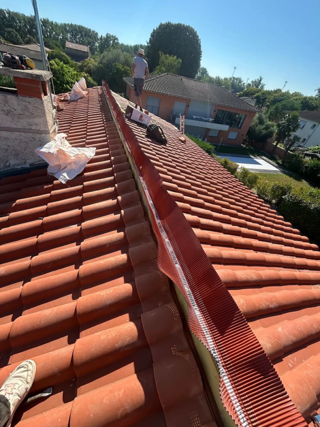 Faîtage à sec en cours de pose, closoir ventilé et faîtières vissées