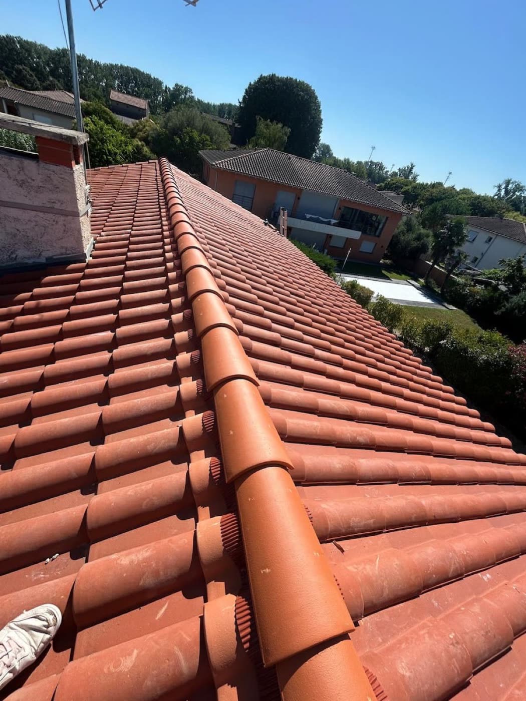 Rénovation de couverture en tuiles, faîtage neuf posé par notre équipe