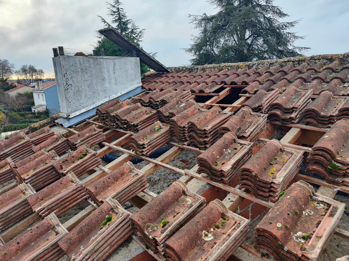 Réfection complète de toiture à Toulouse, tuiles déposées et charpente contrôlée avant repose d'une couverture neuve