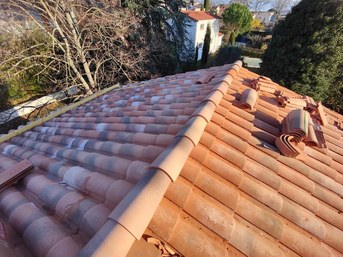 Toiture entièrement rénovée par un couvreur à Toulouse, tuiles neuves et faîtage refait après réfection complète
