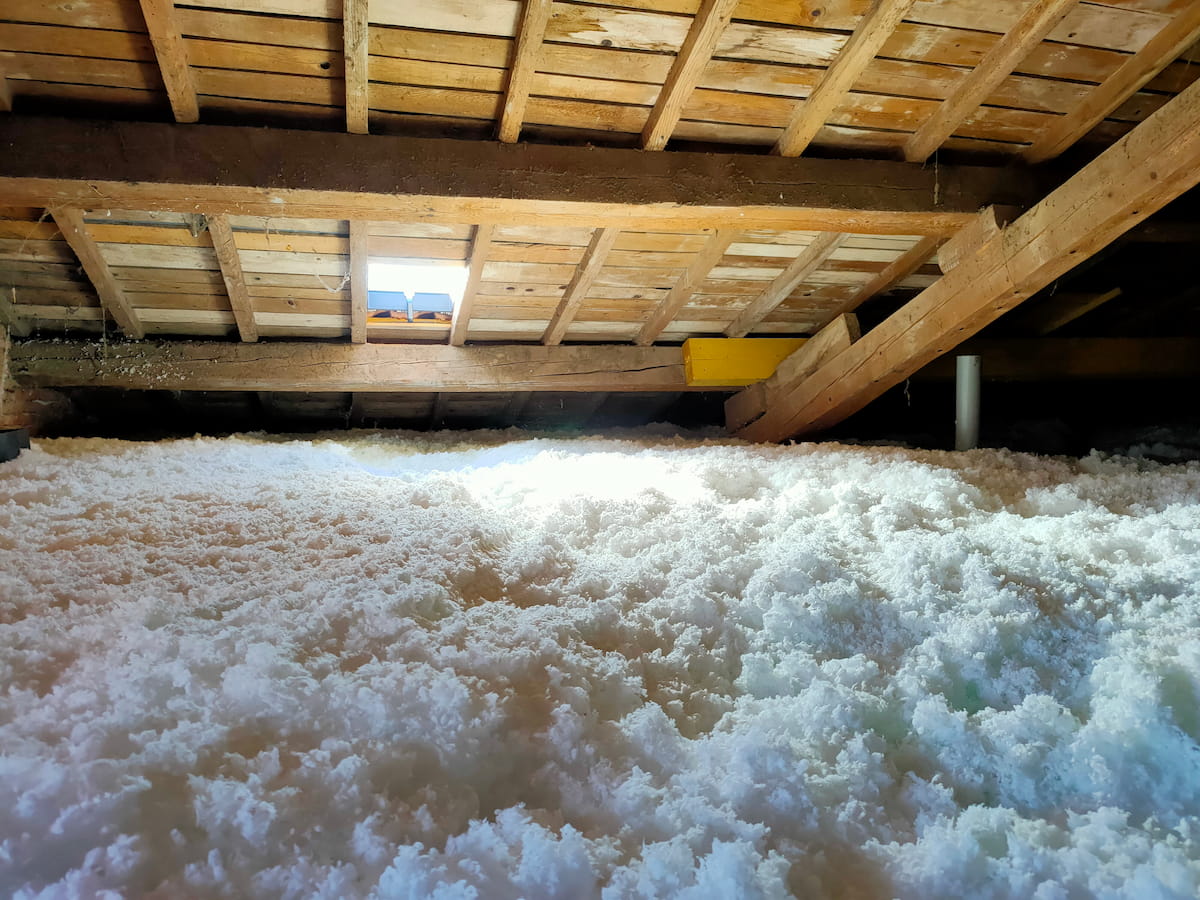 Soufflage d'isolant sur le plancher de combles perdus