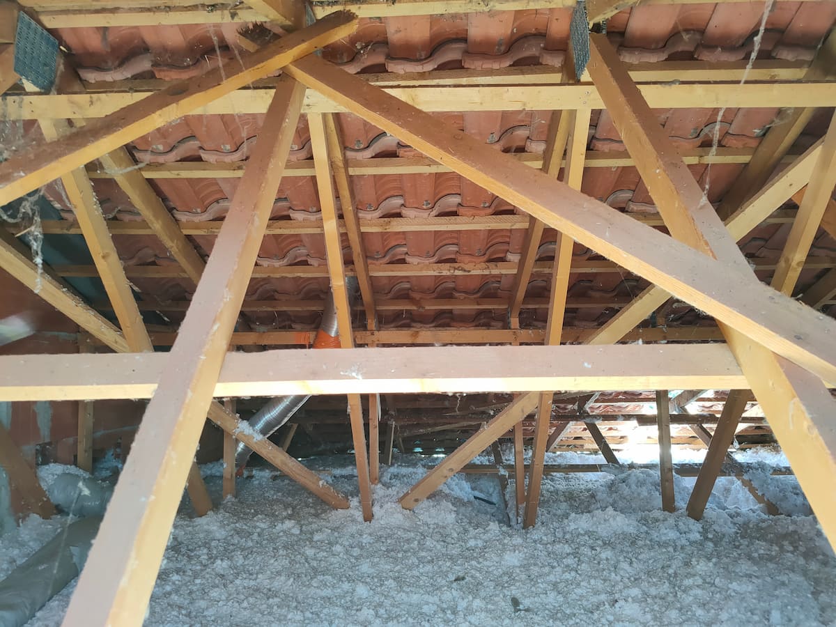Renfort de charpente fermette avec remplacement de l'isolation en laine de verre