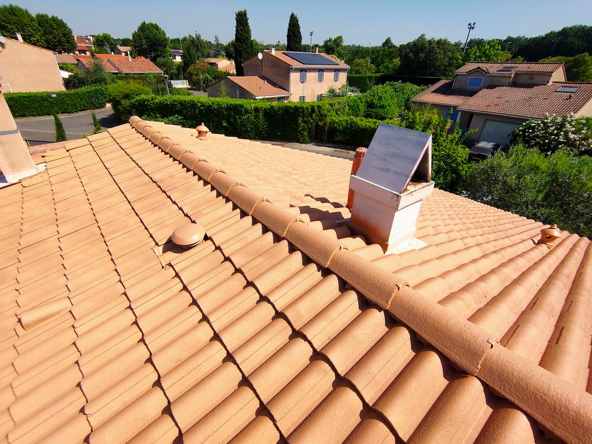 Toiture en tuiles canal avant et après démoussage par Expert Rénovation Toiture autour de Toulouse