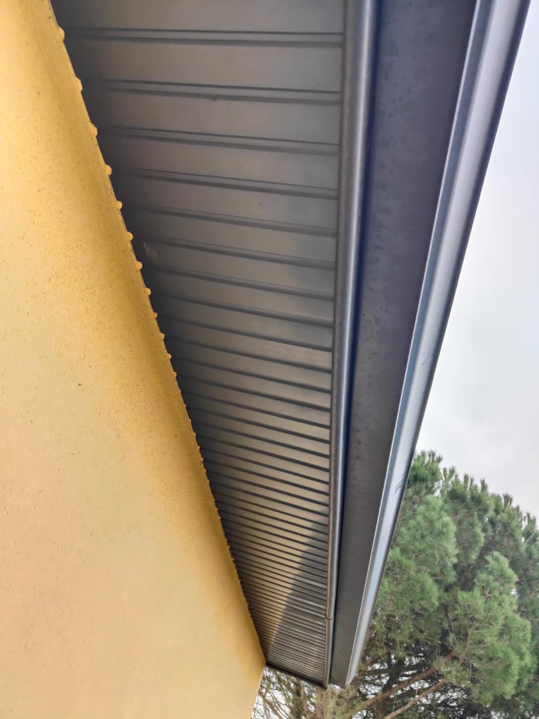 Lambris de sous-toiture et gouttière en aluminium anthracite