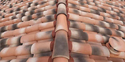 Couverture en tuiles réparée par un couvreur à Toulouse après diagnostic