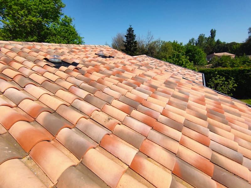 Toiture toulousaine en tuiles terre cuite rénovée, faîtage et rives repris par Expert Rénovation Toiture