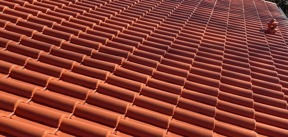 Toiture en tuiles inspectée pour une réparation ciblée de tuiles cassées ou déplacées par un couvreur à Toulouse
