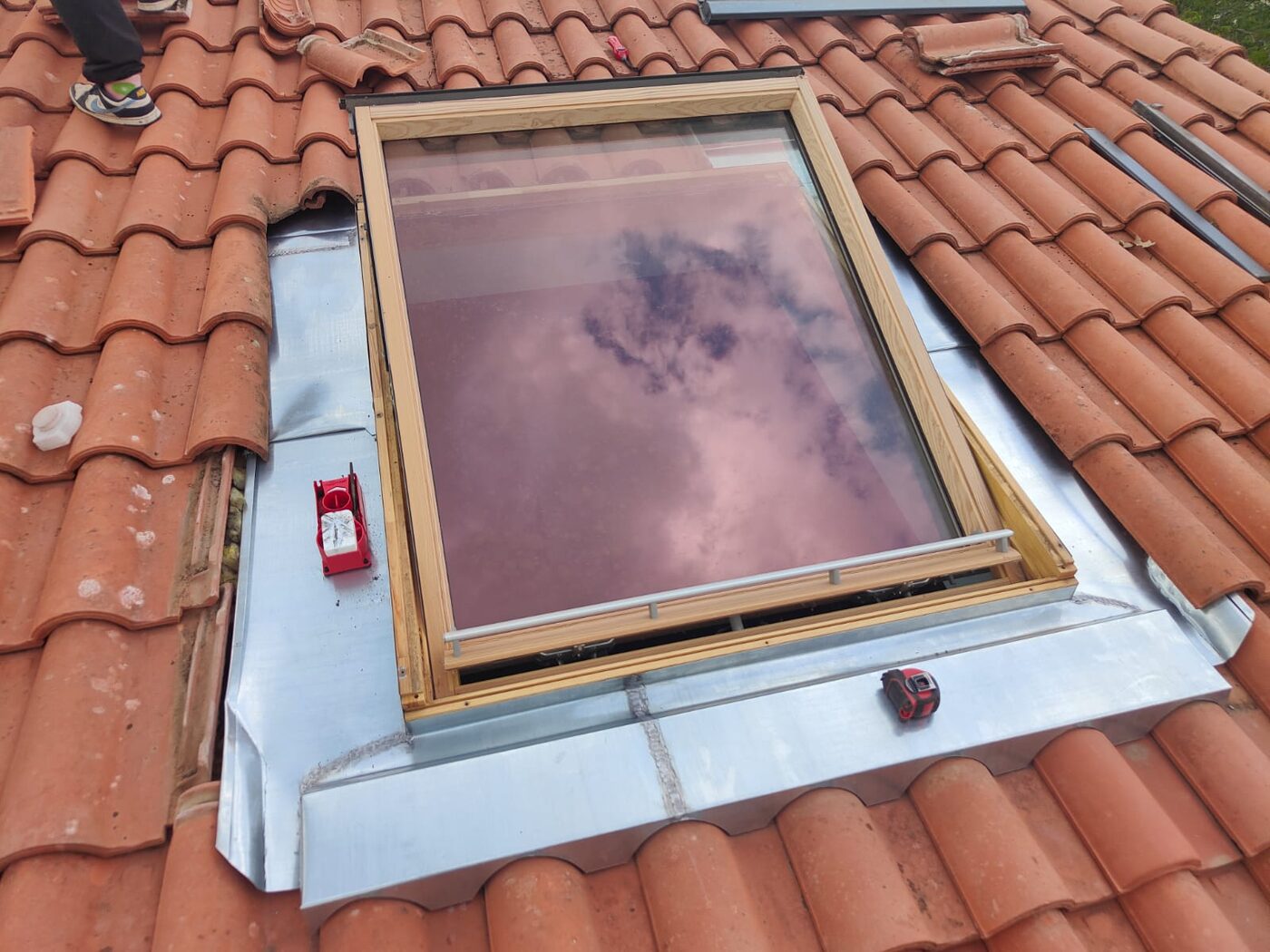 Contour de fenêtre de toit Velux en zinc neuf, étanchéité réalisée par Expert Rénovation Toiture