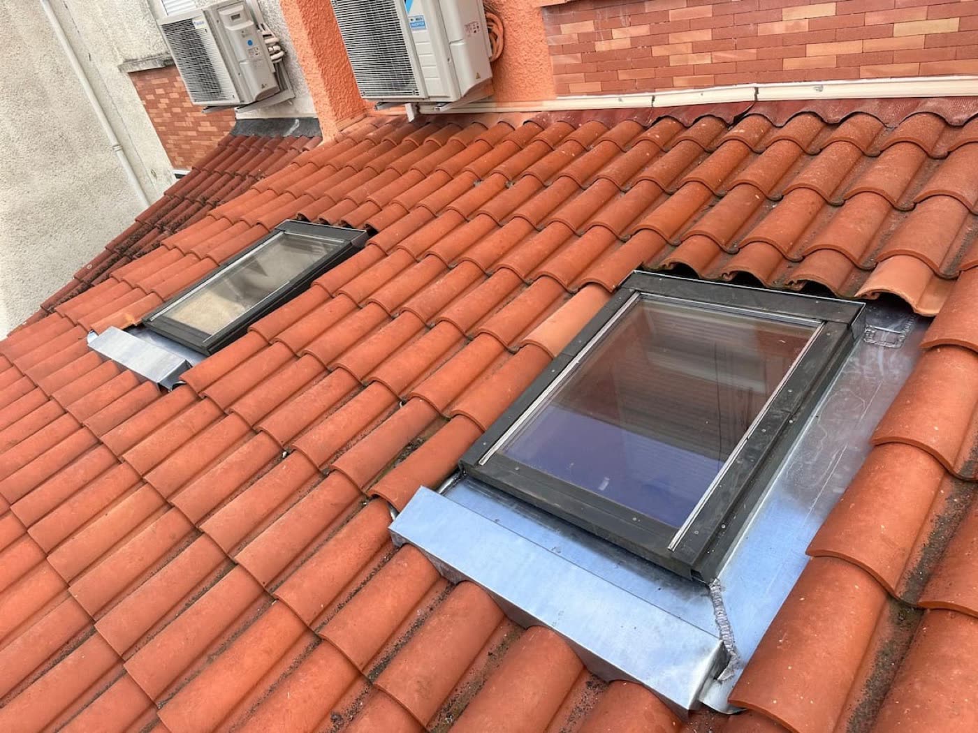 Fenêtres de toit Velux posées avec étanchéité en zinc
