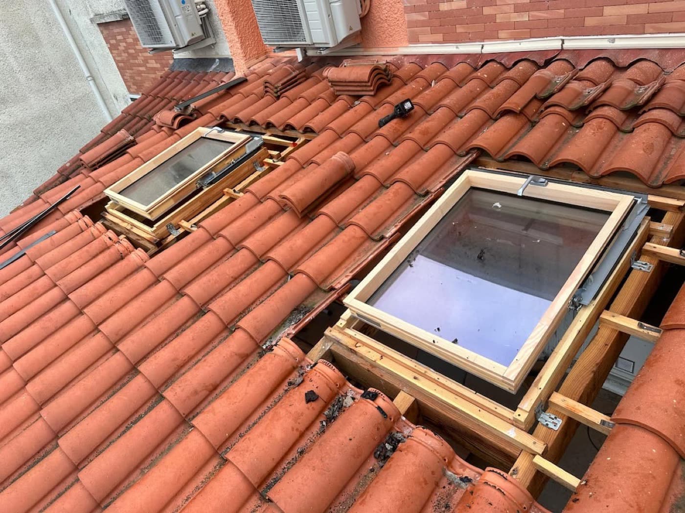 Installation de fenêtres de toit Velux avec cadres bois sur mesure