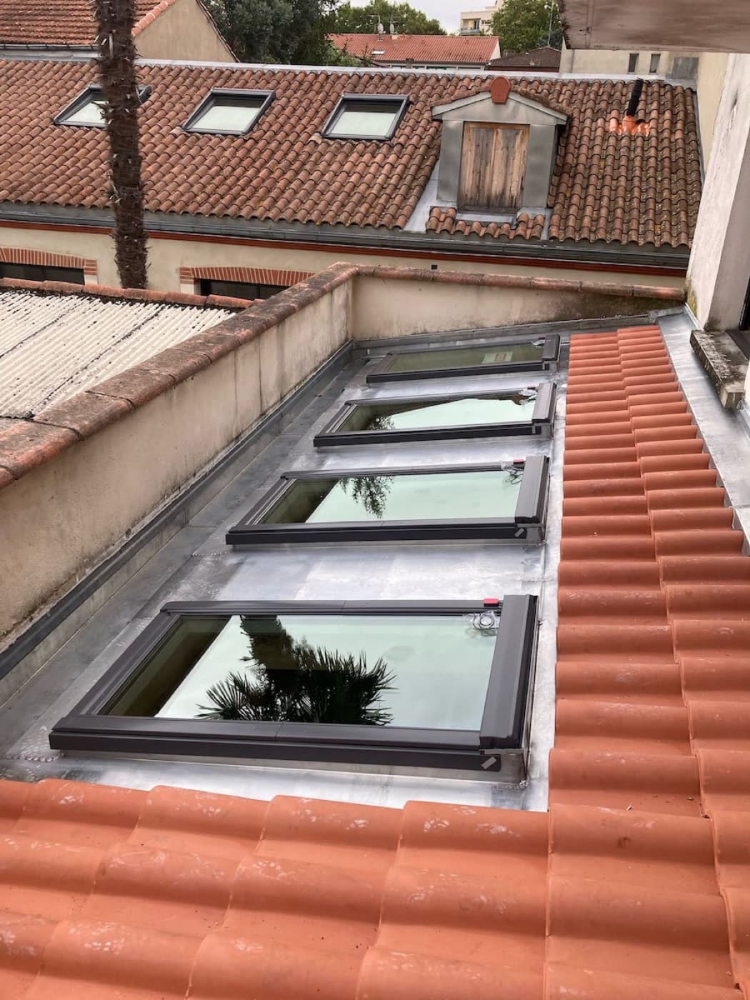 Rangée de fenêtres de toit Velux posées et terminées